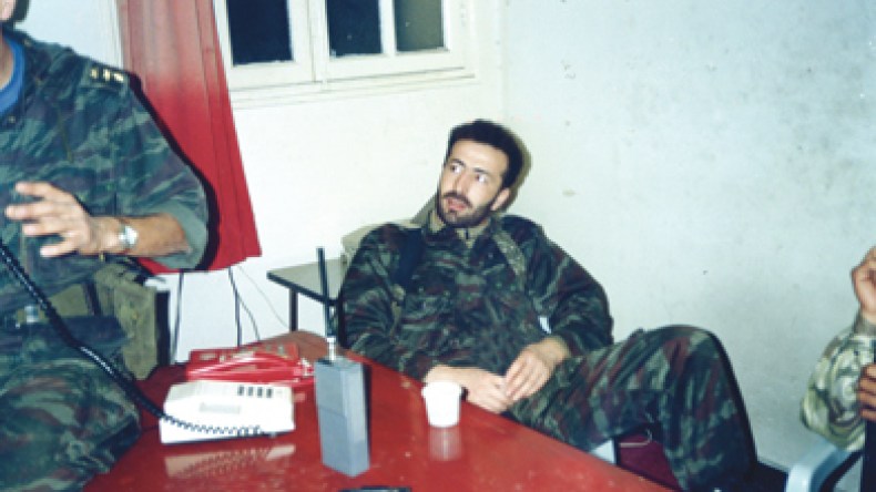 عقيد مقاتل ..أوقع بـ 2000 ارهابي من ذباحي الأطفال ومغتصبي النساء