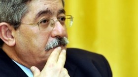 ‭”‬يجب التخلي‮ ‬عن النظام الرئاسي‮ ‬وتغييره بشبه الرئاسي‮ ‬لأنه الأصلح‭”‬