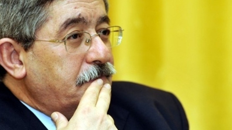 ‭”‬يجب التخلي‮ ‬عن النظام الرئاسي‮ ‬وتغييره بشبه الرئاسي‮ ‬لأنه الأصلح‭”‬