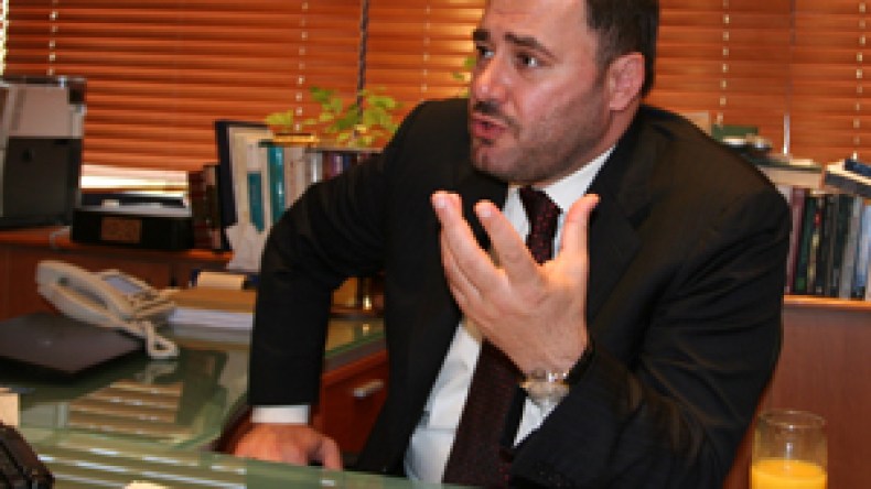 الجزيرة تدعم الإستقرار في الجزائر ولا تهدده