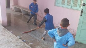 تلاميذ يتحولون إلى عمال صيانة في ابتدائية غمرتها المياه بورقلة