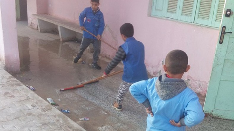 تلاميذ يتحولون إلى عمال صيانة في ابتدائية غمرتها المياه بورقلة