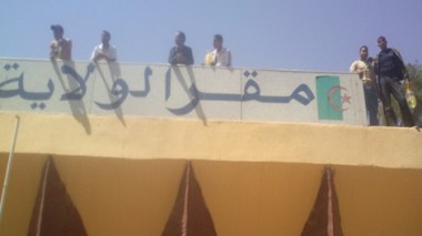 Ouargla: des chômeurs menacent de s’immoler par le feu devant le siège de la wilaya