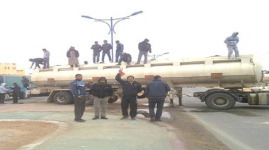 Des jeunes chômeurs menacent de faire sauter un camion-citerne de carburant