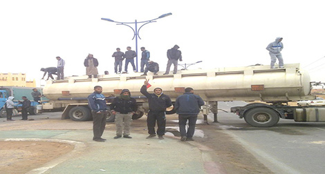 Des jeunes chômeurs menacent de faire sauter un camion-citerne de carburant