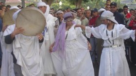 أمريكية تشهر إسلامها وتزف بالبارود والشخشوخة في خنشلة