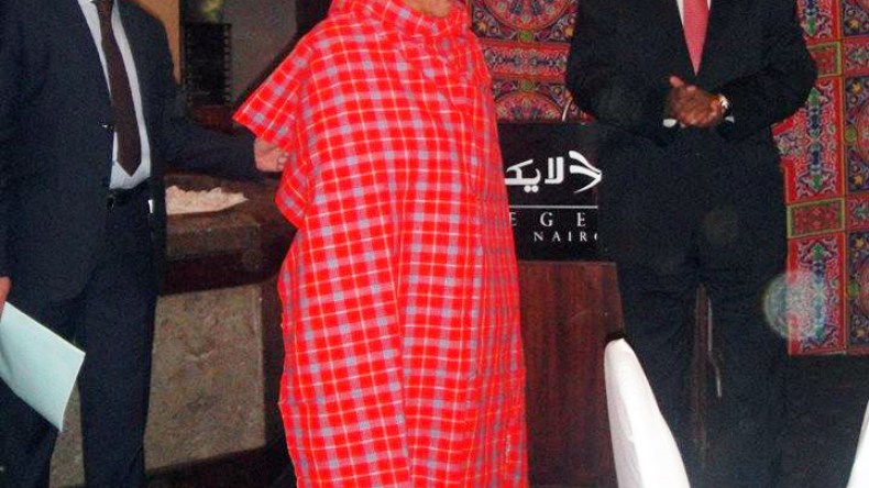 شاهد محمد العربي ولد خليفة بالزي التقليدي الكينيّ