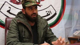 فيديو لقائد بالجيش الليبي يعدم “داعشيا جزائريا” يثير جدلا واسعا