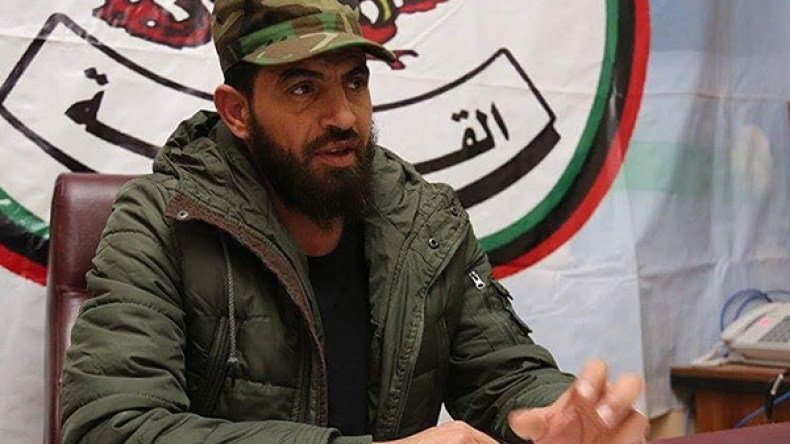 فيديو لقائد بالجيش الليبي يعدم “داعشيا جزائريا” يثير جدلا واسعا