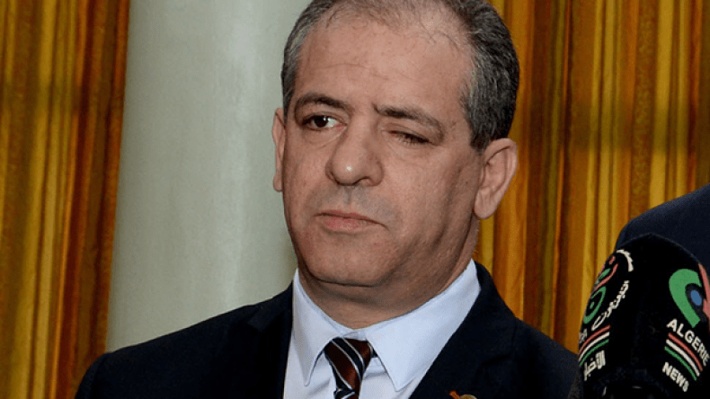 وزير الشباب والرياضة يشرف على إشارة الانطلاقة