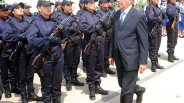 Femmes policiers dans des ratissages et lutte antiterroriste