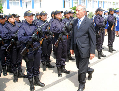 Femmes policiers dans des ratissages et lutte antiterroriste