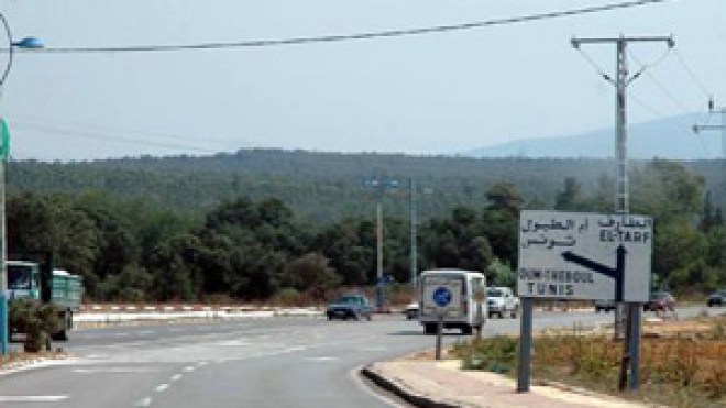 سيارات‭ ‬النقل‭ ‬الجماعي‭ ‬التونسية‭ ‬تغلق‭ ‬معبر‭ ‬ملولة‭ ‬وتحاصر‭ ‬جزائريين