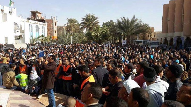 محتجون يشتكون تعقيدات التوظيف بالشركات البترولية