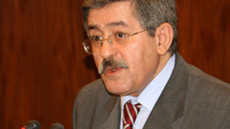 أويحيى يطالب نوابه بتمرير قانون “كوطة” النساء في الانتخابات دون تعديل