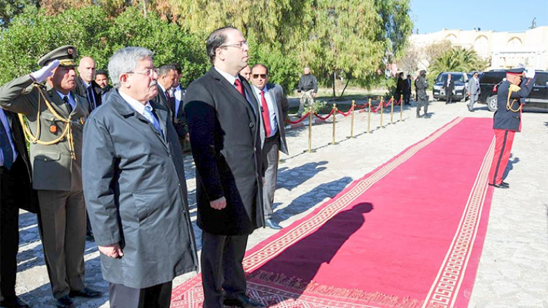 السياح الجزائريون في تونس محور لقاء بين أويحيى والشاهد