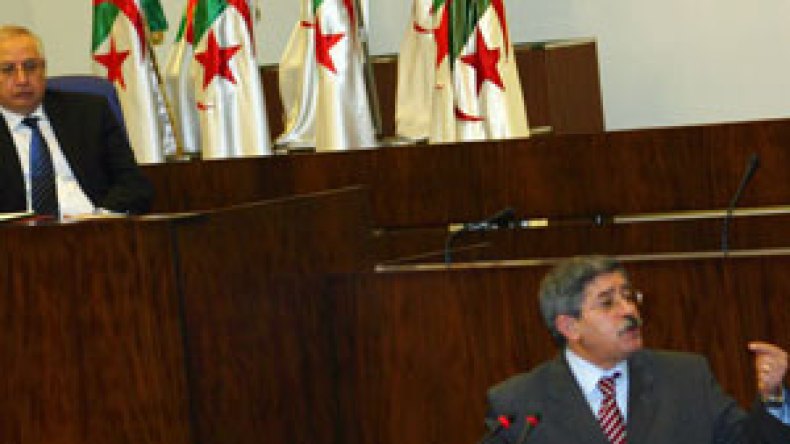 أويحيى جرم العمل الصحفي كوزير للعدل في 2001 ويلغيه كوزير أول في 2011