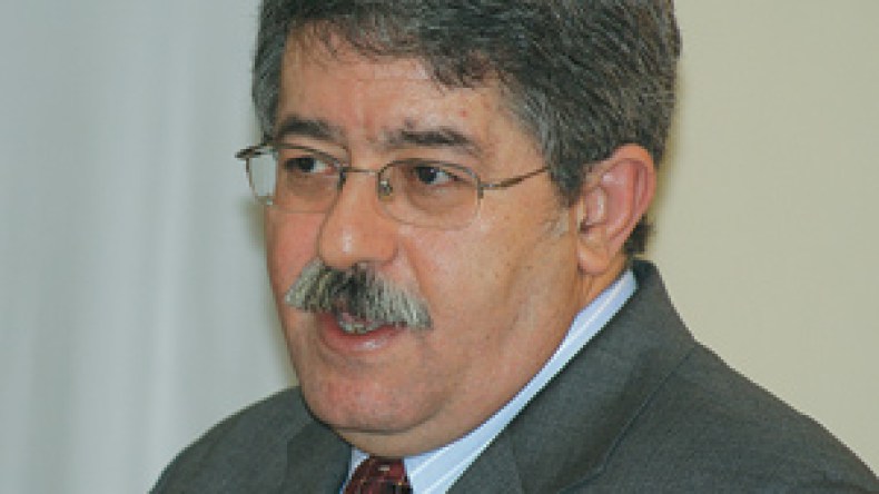 عصام شرف يقدم اعتذارا رسميا لأويحي