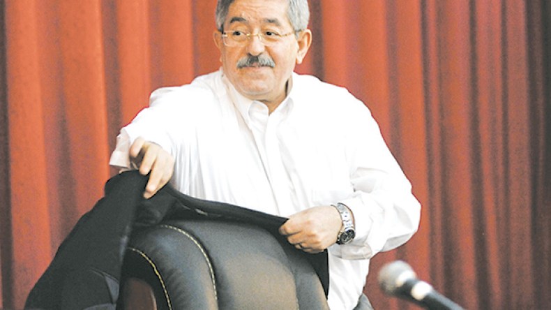 أويحي يفتح النقاش حول ملفات الساعة مع رواد فايسبوك