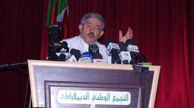 Ouyahia sur tous les fronts