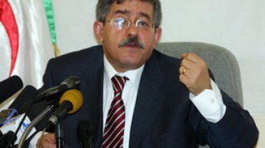 Ouyahia signe un décret relatif à la protection du travail du renseignement financier