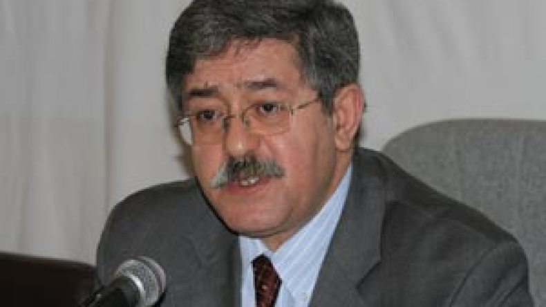 أويحيى يهاجم النقابات المستقلة ومنتقدي الحملة ضد التنصير