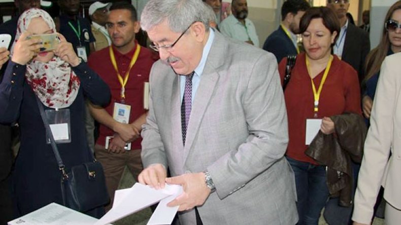 أويحيى يضبط ساعته.. اسم مناصرة يختفي وزوخ “وفيّ” للرئيس..!