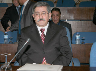 Algerian PM Ahmed Ouyahia announces new measures for economic operators