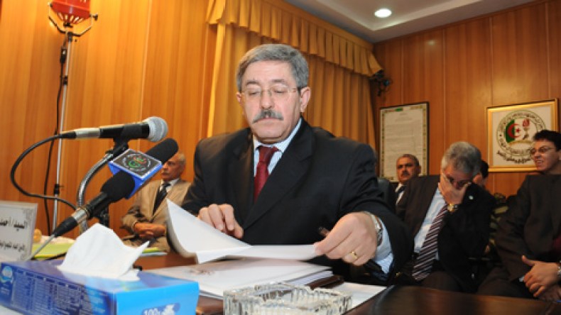 أحمد‮ ‬أويحيى‮.. ‬من‮ ‬رجل‮ ‬المهام‮ ‬القذرة‮ ‬إلى‮ ‬مصدر‮ ‬إزعاج‮ ‬يرفض‮ ‬دور‮ ‬الواجهة‮ ‬