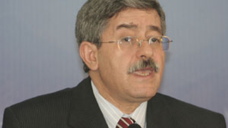 أويحيى يأمر باستيراد الأدوية الإستعجالية الحيوية خلال “24 ساعة”