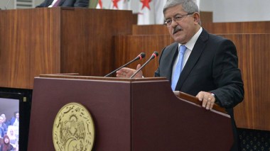 Oyahia: L’effondrement du dinar sur le marché parallèle ne freinera pas les décisions du gouvernement