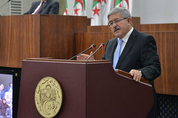 Oyahia: L’effondrement du dinar sur le marché parallèle ne freinera pas les décisions du gouvernement