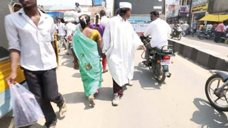 من أجل السلام.. يمشي إلى الوراء منذ 25 عاماً!