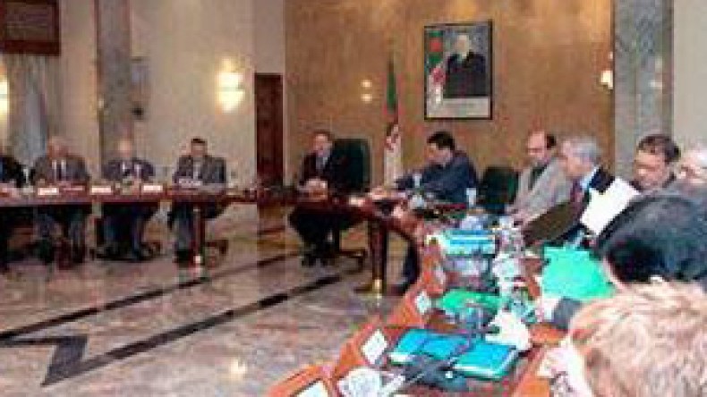 رفع نسبة التمثيل النسوي بالمجالس المنتخبة الى 30 أو 40 بالمائة