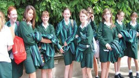 مدرّسة بريطانية تمنع التنانير القصيرة بهدف التركيز على الدراسة