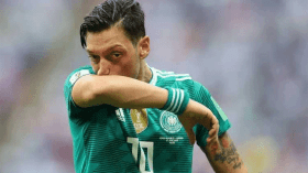 فريق تركي يتحدى الألمان.. ويدعم أوزيل على طريقته