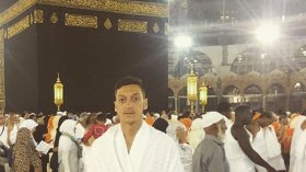 أوزيل يؤدي مناسك “العمرة”