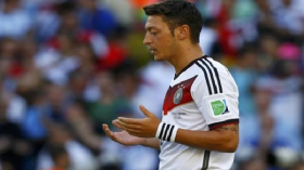 أوزيل يهنئ المسلمين بأربع لغات