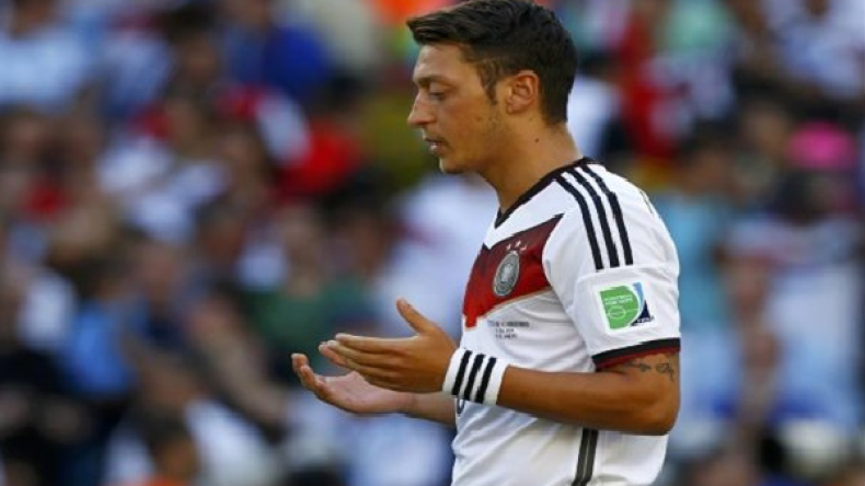 أوزيل يهنئ المسلمين بأربع لغات