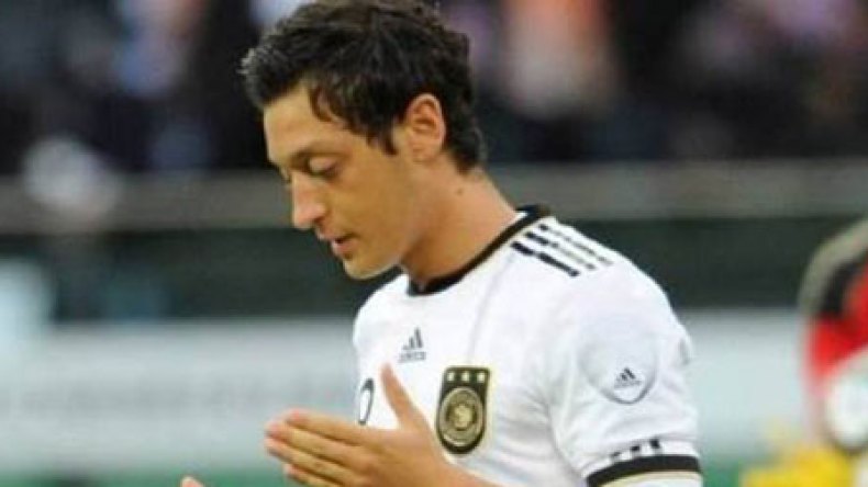 فريدريتش يدافع عن أوزيل بعد تعرضه لإساءات عنصرية