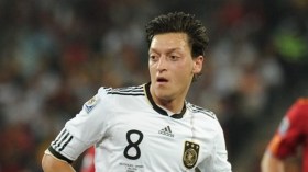 مسعود أوزيل يبكي بحرقة ويدعو لتحرير فلسطين