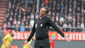 بِالفيديو: حكم هولندي سعيد بعد أن ولدت نعجته خروفا!