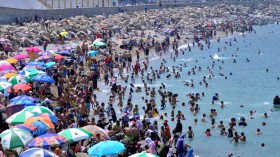 “أميار” بالبويرة يقصدون الشواطئ بعد منعهم من السفر إلى فرنسا وإسبانيا