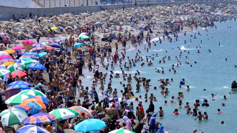 “أميار” بالبويرة يقصدون الشواطئ بعد منعهم من السفر إلى فرنسا وإسبانيا