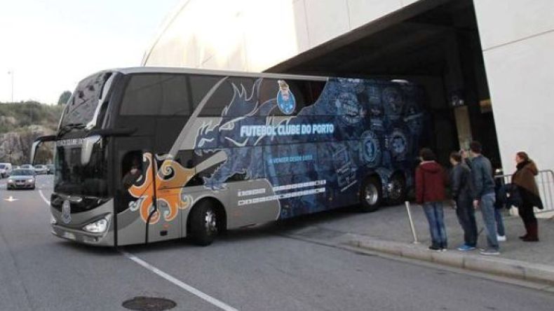 أنصار بورتو “يحتجزون” زملاء غيلاس في الفندق