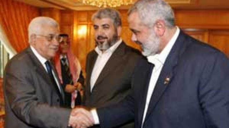 هنية يتفوق على عباس في استطلاع للرأي
