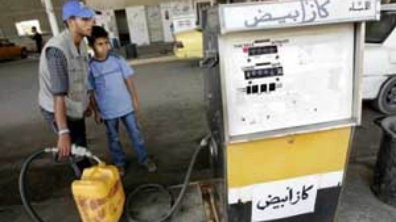 تحذير من كارثة بسبب استمرار نقص الوقود والحصار