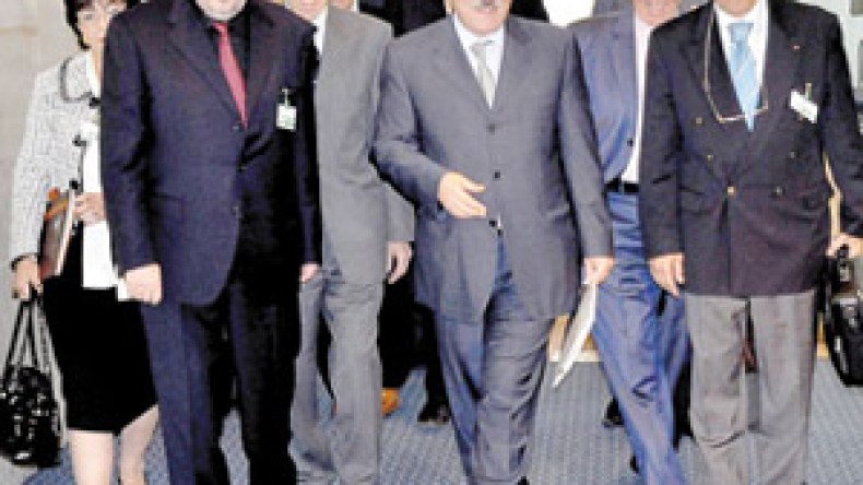 ملفا المنح العائلية والتقاعد على طاولة الثلاثية القادمة