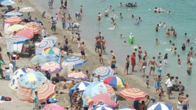 السجن لباعة “الساندويشات” والأكل السريع في الشواطئ