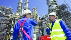 عمال سوناطراك بحاسي الرمل يدخلون في إضراب عن الطعام